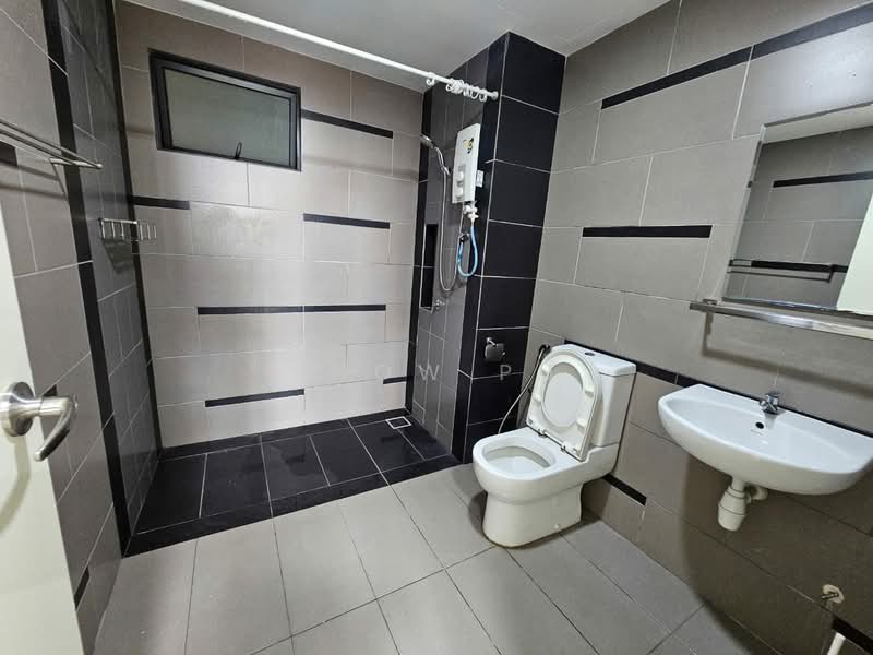 Kondominium untuk Dijual di The Z Residence - Snow Pu - Master Bathroom - PropertyGuru.com.my