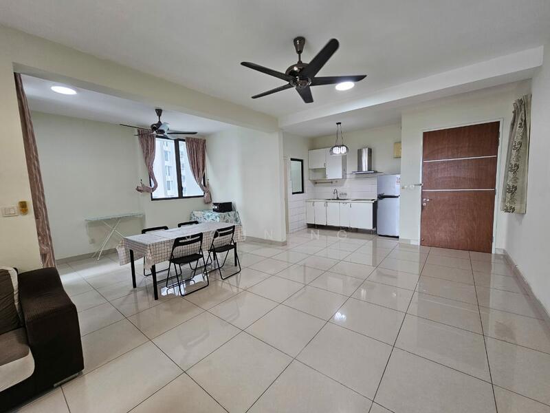 Dining & Kitchen Area