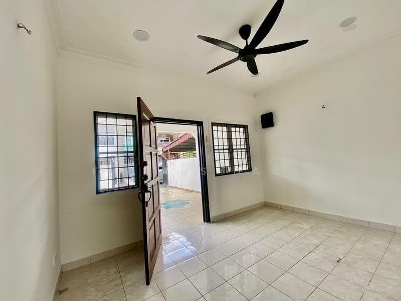 2.5-storey Terraced House for Sale in Gombak (Selangor) - Firdaus Dauz - Living Room - PropertyGuru.com.my