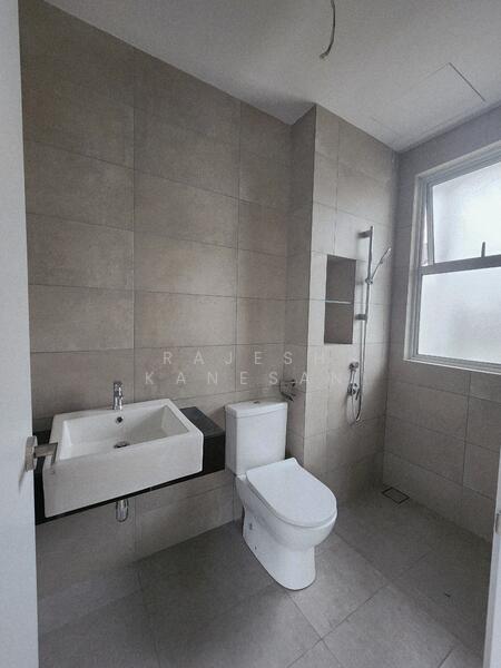 Rumah Teres untuk Dijual di Tamansari (Rawang) - Rajesh Kanesan - Bathroom - PropertyGuru.com.my