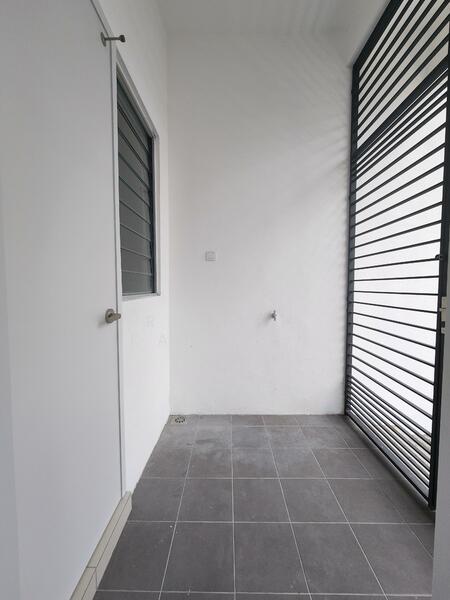 Rumah Teres untuk Dijual di Tamansari (Rawang) - Rajesh Kanesan - Balcony - PropertyGuru.com.my