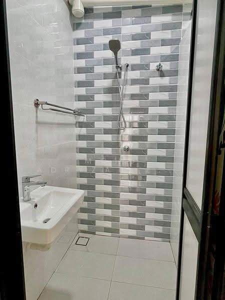 Pangsapuri untuk Disewa di Pangsapuri Danaumas - Mohd Adryzam - Bathroom - PropertyGuru.com.my