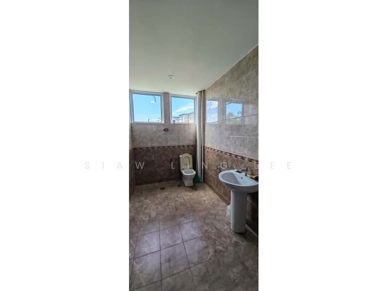 Semi-D Factory for Sale in Kuching (Sarawak) - Siaw Ling Lee - Bathroom - PropertyGuru.com.my