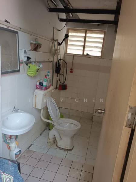 Rumah Flat untuk Dijual di Pangsapuri Kenari - Terry Chen - Bathroom - PropertyGuru.com.my