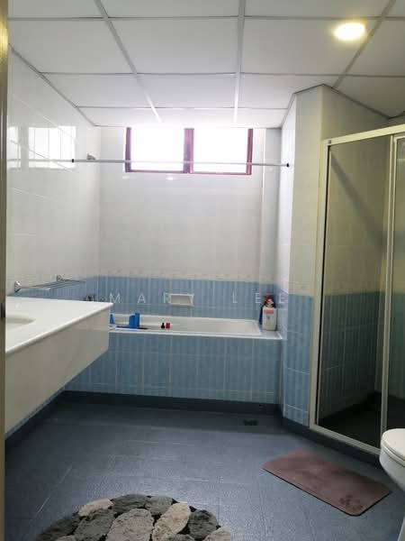 Kondominium untuk Disewa di Marina Bay Condominium - Mary Lee - Master bathroom - PropertyGuru.com.my