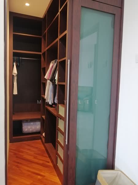 Kondominium untuk Disewa di Marina Bay Condominium - Mary Lee - Master bedroom closet - PropertyGuru.com.my