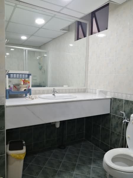 Kondominium untuk Disewa di Marina Bay Condominium - Mary Lee - Common bathroom - PropertyGuru.com.my