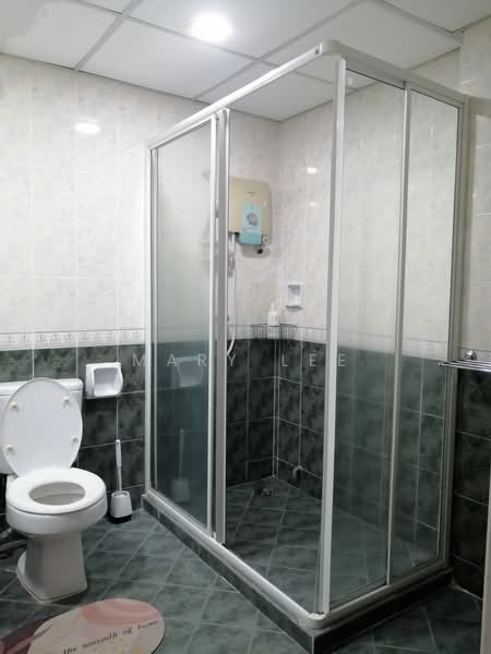 Kondominium untuk Disewa di Marina Bay Condominium - Mary Lee - Common bathroom - PropertyGuru.com.my