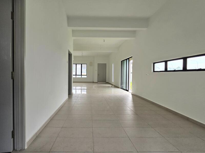 Rumah Teres 2 Tingkat untuk Dijual di Kampung Jenjarom (Jenjarom) - Nick Mok - Corridor - PropertyGuru.com.my