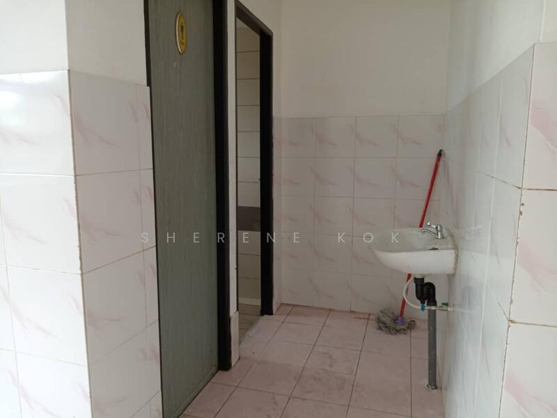 Shop for Sale in Kota Samarahan (Samarahan) - Sherene Kok - Bathroom - PropertyGuru.com.my