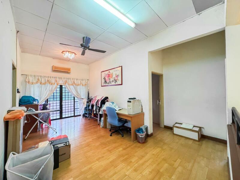 2-storey Terraced House for Sale in Bukit Jelutong (Shah Alam) - Zainul Rashid - Living Room - PropertyGuru.com.my