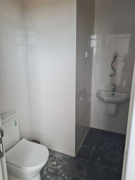 Hotel / Resort untuk Dijual di Taman Kota Syahbandar (Melaka City) - Azie Nordin - Bathroom - PropertyGuru.com.my