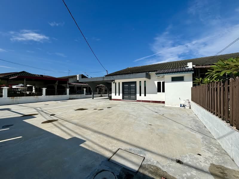 2-storey Terraced House for Rent in Teluk Intan (Perak) - Fennie Tee - Car porch - PropertyGuru.com.my