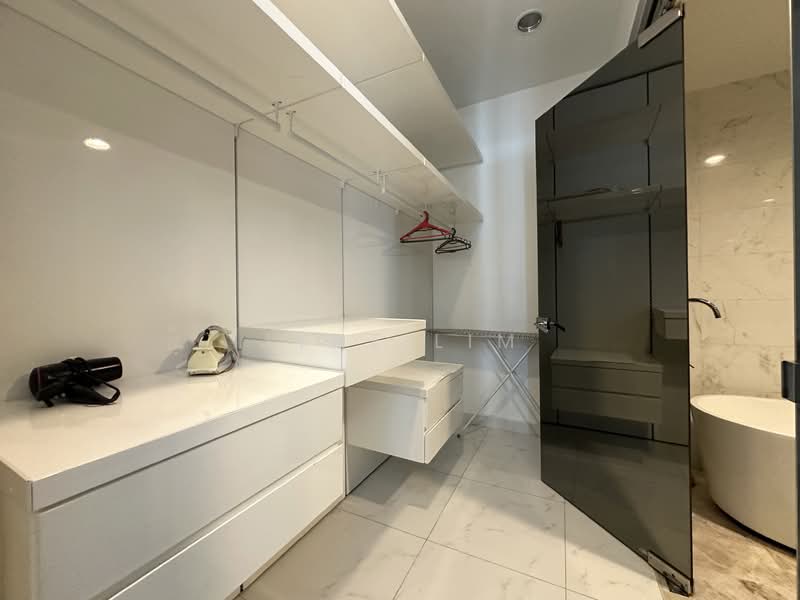 Servis Apartment untuk Dijual di The Face Suites (Platinum Suites) - Jyne Lim - Walk-In Wardrobe - PropertyGuru.com.my