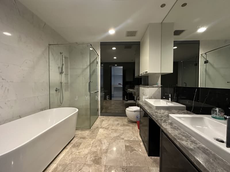Servis Apartment untuk Dijual di The Face Suites (Platinum Suites) - Jyne Lim - Master Bathroom - PropertyGuru.com.my