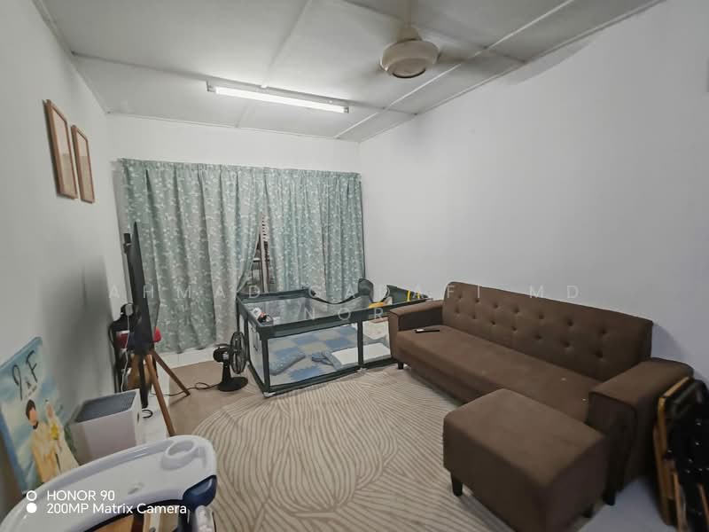 Pangsapuri untuk Dijual di Pantai Indah Fasa 1 - Ahmad Gadafi Md Nor - Living Room - PropertyGuru.com.my
