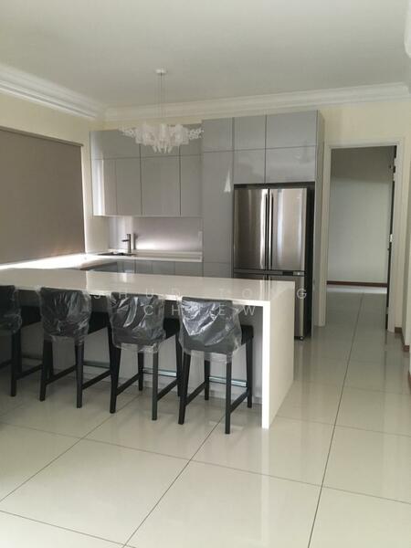 Dry kitchen with peninsula island