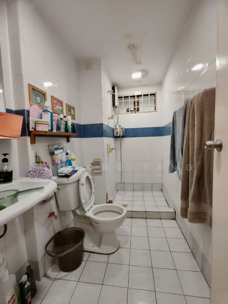 Pangsapuri untuk Dijual di Anjung Hijau (Greenfields) - Desmond Tang - Bathroom - PropertyGuru.com.my