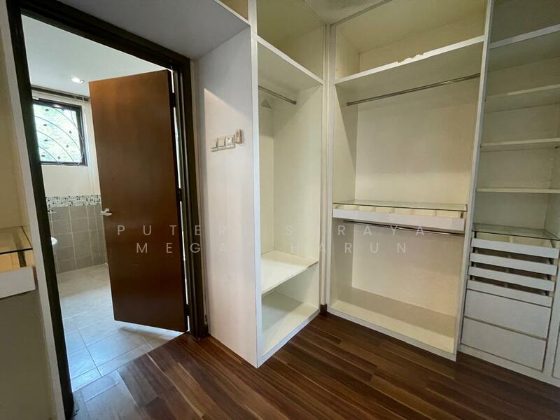 Bathroom attached to Walkin Wardrobe