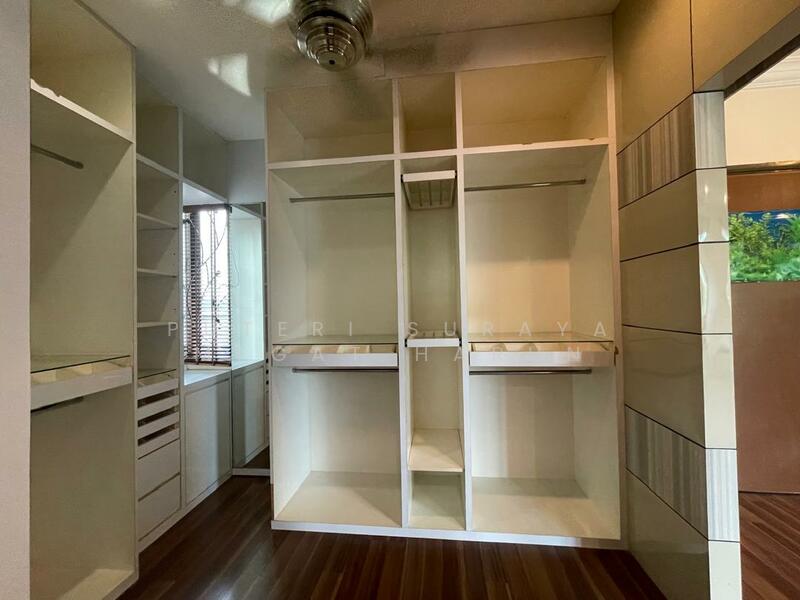 Walk-in Closet