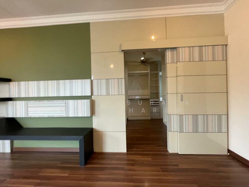 Master En Suite with Pocket Door