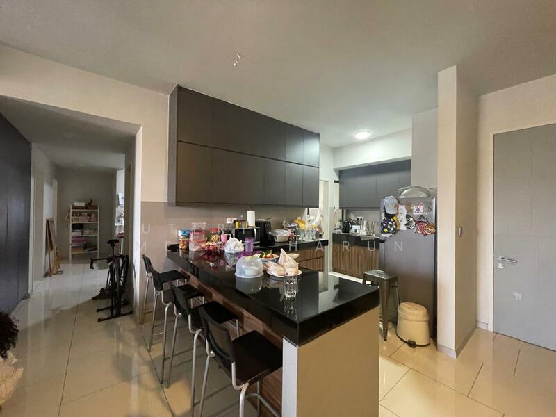 Kitchen Bar and Full Cabinet