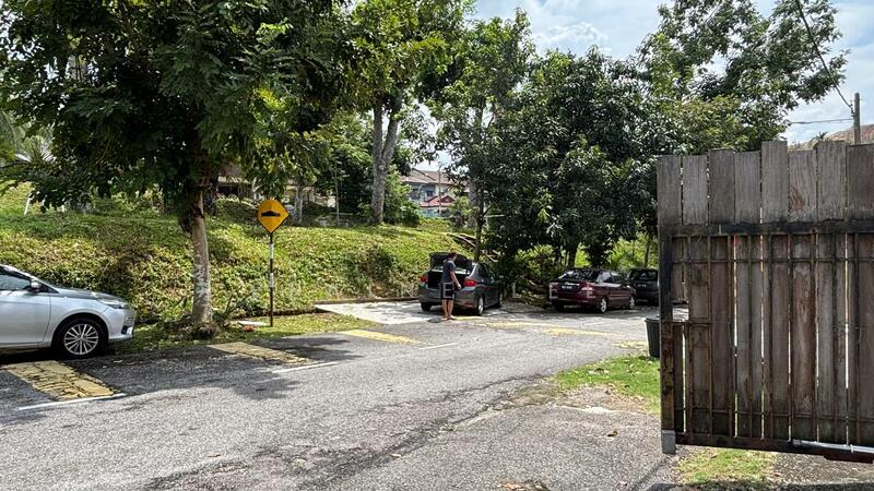 Facing Open Field (No Opposite Houses)