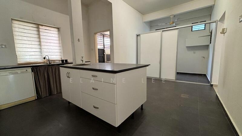 Dry Kitchen - island