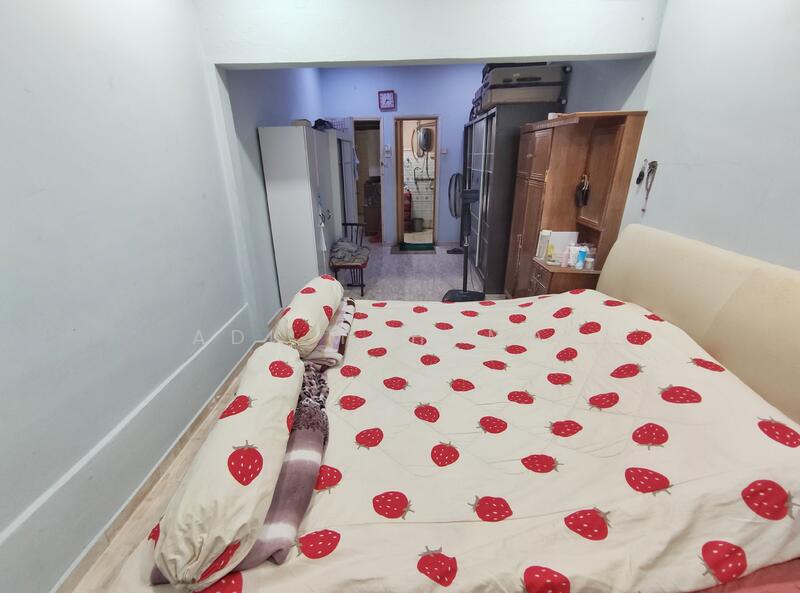 Bedroom 2 (Master-size)