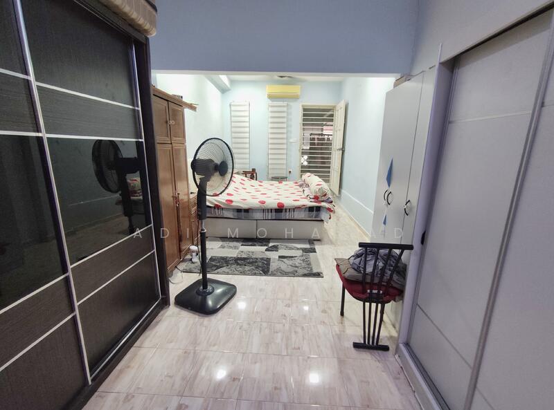 Bedroom 2 (Master-size)