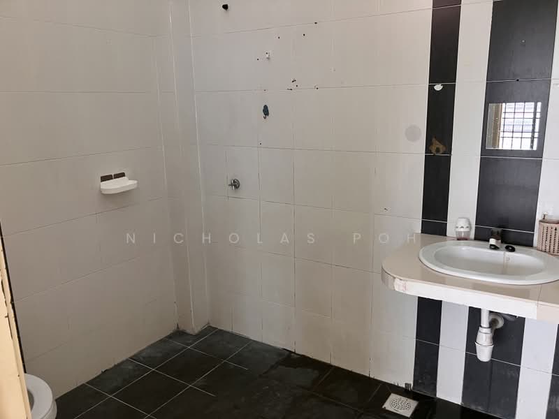 Rumah Teres 2-Tingkat untuk Disewa di Falim (Ipoh) - Nicholas Poh - Bathroom - PropertyGuru.com.my