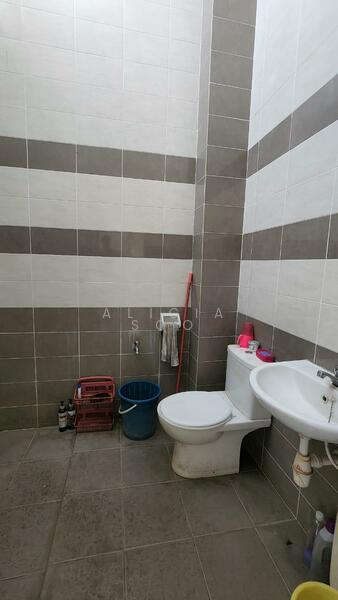 2-storey Terraced House for Sale in Sungai Buloh (Selangor) - Alicia Soo - Bathroom - PropertyGuru.com.my