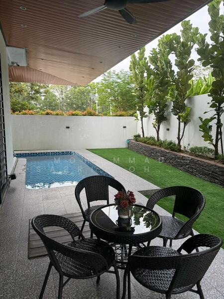 Exterior: Swimming pool