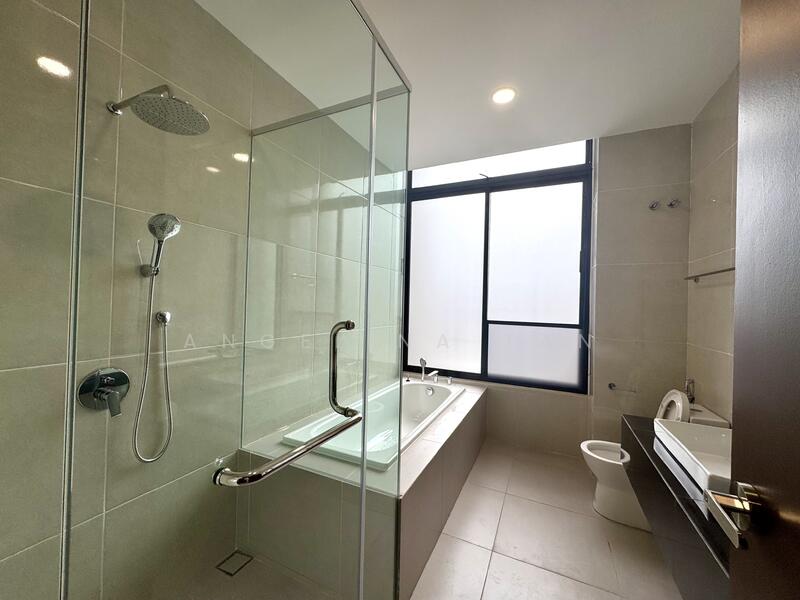 Master bedroom attached with Bathtub ???? 