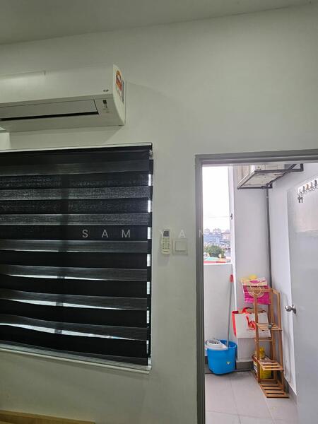 Medium room to Balcony