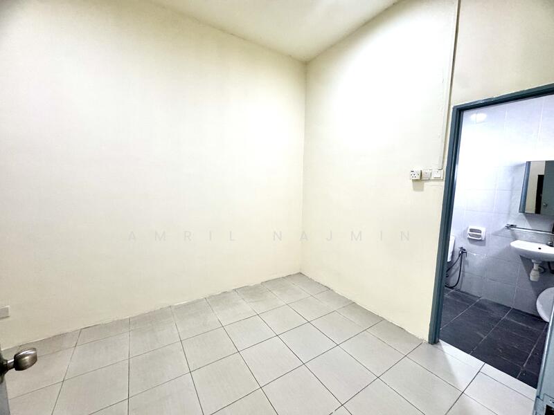 Semi-Detached House for Sale in Bandar Saujana Putra (Tanjong Duabelas) - Amril Najmin - PropertyGuru.com.my