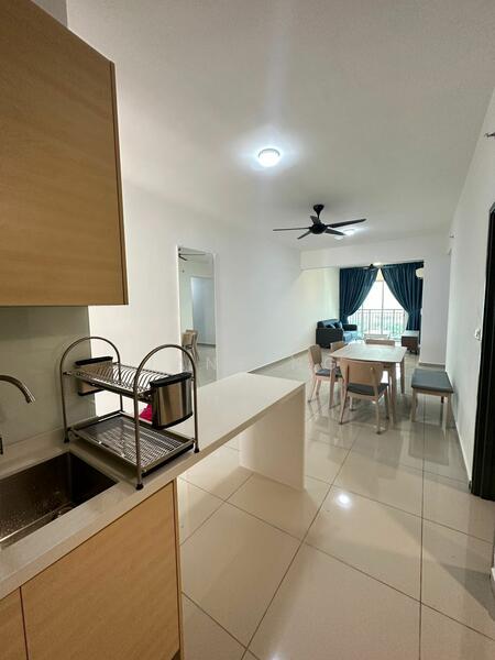 Dining Area & Kitchen 