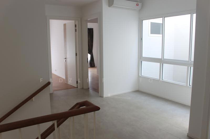 Rumah Teres 3-Tingkat untuk Dijual di Seri Kembangan (Selangor) - Fadzli Realtor - Corridor - PropertyGuru.com.my