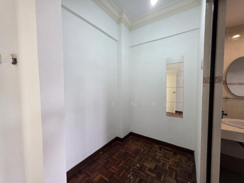 +1 room, store room/study room