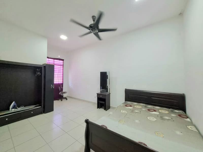 2-storey Terraced House for Sale in Bandar Puncak Alam (Puncak Alam) - Nur Hanizah - Bedroom - PropertyGuru.com.my