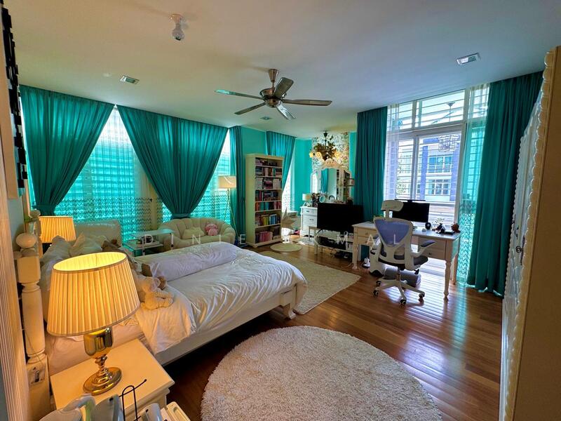 For Sale - Siarah Oakleaf