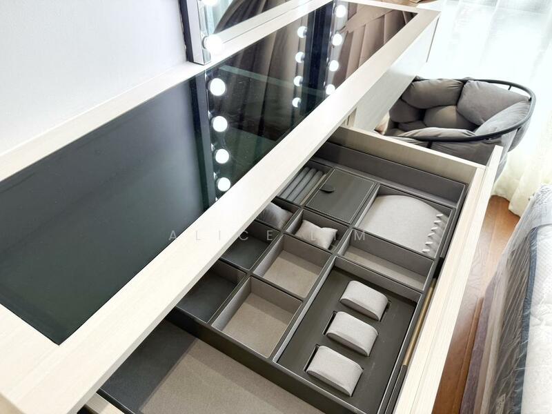 Jewelry Compartment Area