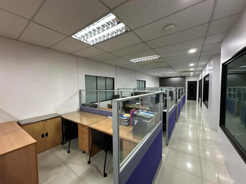 Build In Office Space & new & Clean