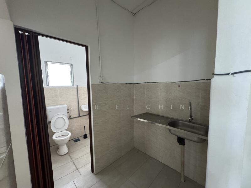 Warehouse for Sale in Batu Caves (Selangor) - Gabriel Chin - Bathroom - PropertyGuru.com.my