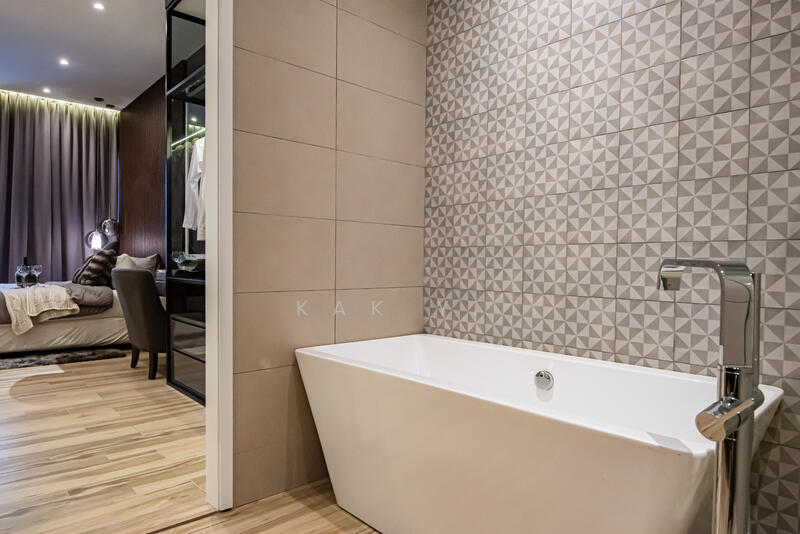 Master Bathroom (Bathtub)