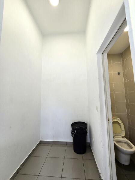 Maid Room w Bathroom