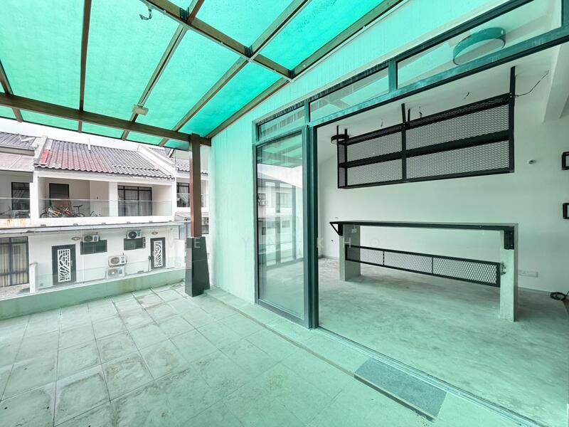 Balcony with Bar Top