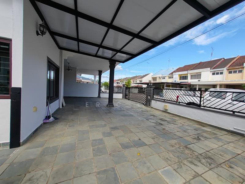 Semi-Detached House for Sale in Taman Muhibbah (Kluang) - Eric Lu - Car Porch - PropertyGuru.com.my