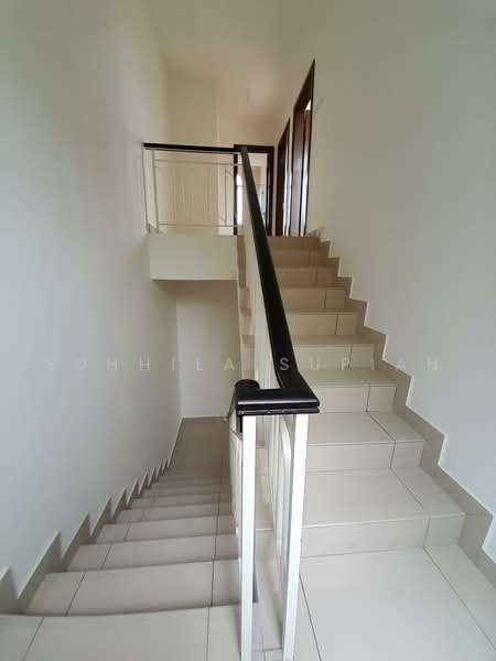 Rumah Teres 3-Tingkat untuk Dijual di Semenyih (Selangor) - Suhhila Supian - Corridor - PropertyGuru.com.my