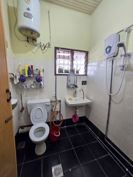 Rumah Teres 2 Tingkat untuk Dijual di Taman Petaling (Kepong) - Kiing TW - Bathroom - PropertyGuru.com.my